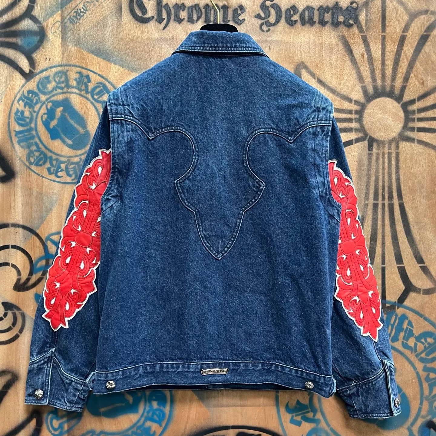 P610 Wang Zha has a new one! Heavy 15.5oz! Kill all market versions instantly! The price has bottomed out. Chrome Hearts Haute Couture Chrome Hearts patchwork leather denim jacket. The choice of high-grade twill denim custom-made fabrics is very important. It distinguishes the low version and wrong version of all pure black denim fabrics on the market. The cross patchwork leather is all imitation lambskin. All dyeing is completely restored without color difference. The inner leather label is first-layer calfskin. All hardware is 925 silver plated. It distinguishes all versions on the market. There is no better casual comparison in the market. Same style for men and women S-XL